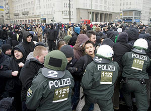 Manifestantes entram em choque com a polcia, que tenta desocupar prdio ocupado irregularmente em Berlim