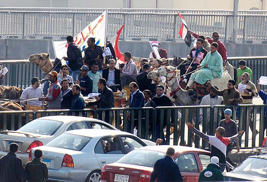 Em dromedários, partidários de Hosni Mubarak invadem praça Tahrir, onde milhares protestam pelo fim da ditadura