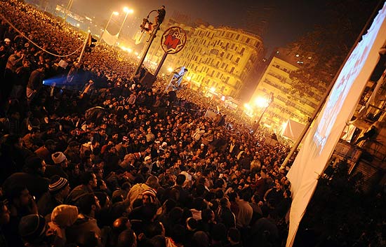 Egpcios escutam discurso de Mubarak; promessas de no concorrer no satisfizeram manifestantes