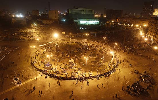Vista area da praa Tahrir, no centro da capital egpcia;  noite, local ainda  palco de intensos confrontos