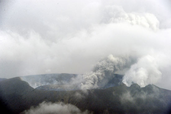 Vista area mostra vulco Shinmoedake, que teve nova erupo nesta quarta-feira