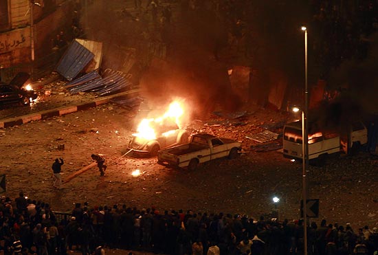Dezenas de coquetis molotov lanados pelos manifestantes no centro do Cairo incendeiam carro; ao menos trs morreram