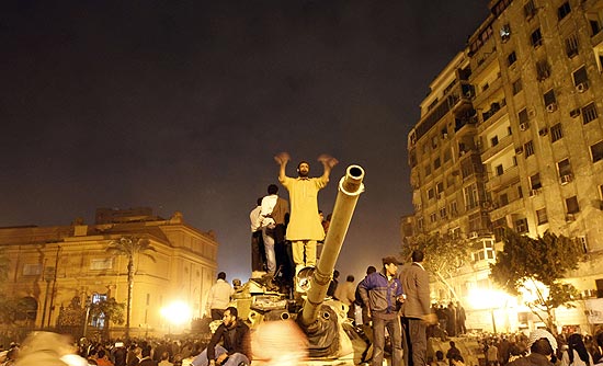 Manifestante egpcio antigoverno protesta sobre um tanque do Exrcito na noite desta quarta-feira; 1.500 ficaram feridos