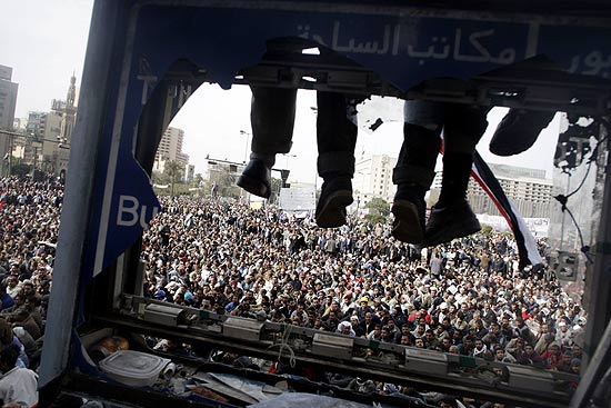 Manifestantes antigoverno se reúnem aos dezenas de milhares na praça Tahrir para a oração tradicional do meio-dia