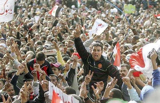 Manifestantes da oposição gritam slogans contra Mubarak em megaprotesto pela queda do ditador egípcio