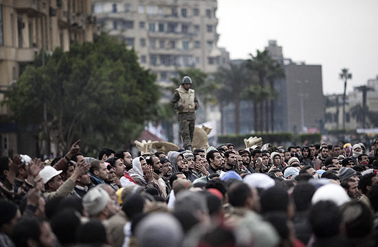 Manifestantes anti-governo se renem em frente a um tanque do exrcito, na praa Tahir, no Cairo