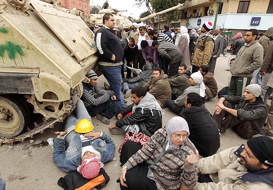 Manifestantes contrrios ao governo se posicionam em volta dos tanques do Exrcito para prevenir uma debandada