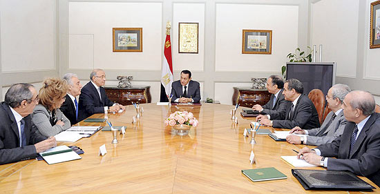 Ditador egpcio, Hosni Mubarak, rene-se com seu recentemente renovado gabinete de ministros no Cairo
