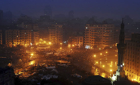 Mesmo com o cair da noite, manifestantes permanecem na praça Tahrir, no centro do Cairo, pelo 12º dia seguido