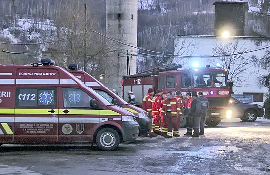 Equipes de resgate e bombeiros em mina de carvo na Romnia, na qual um acidente matou cinco trabalhadores