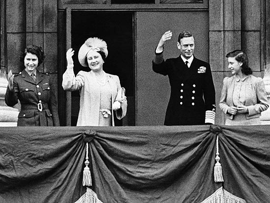 Da esquerda, princesa Elizabeth, rainha Elizabeth, rei George 6º e princesa Margaret, em foto de 8 de maio de 1945