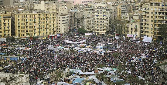 Pelo 13 dia seguido, manifestantes que pedem a queda do ditador Hosni Mubarak protestam na praa Tahrir, no Cairo