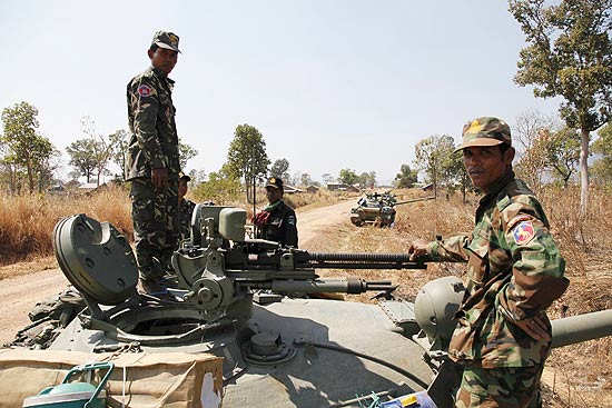 Soldados do Camboja assumem posio em tanques estacionados perto do templo de Preah Vihear, na fronteira com a Tailndia