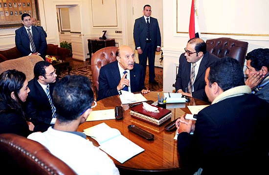 O vice-presidente egpcio, Omar Suleiman (centro), rene-se com representantes de partidos polticos da oposio no Cairo