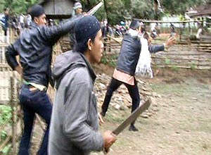 Imagem de vídeo que mostra ataque de multidão de muçulmanos a grupo religioso minoritário na Indonésia