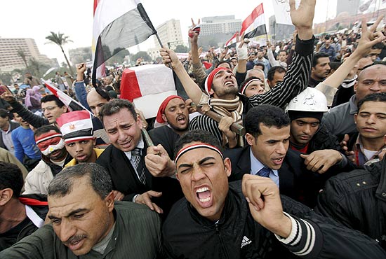Manifestantes protestam em funeral simblico na praa Tahrir de reprter morto por pr-governistas