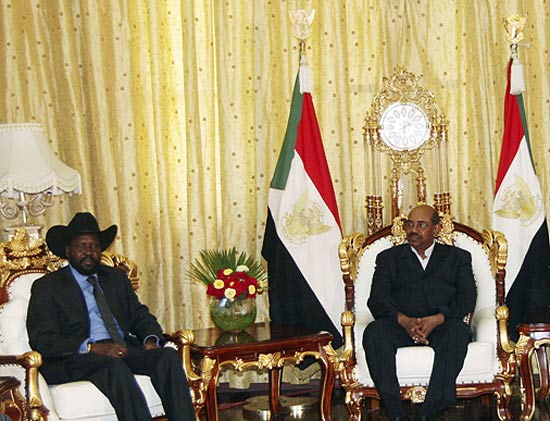 Omar al Bashir ( dir.) e governador do Sudo do Sul, Salva Kiir, conversam no palcio presidencial em Cartum