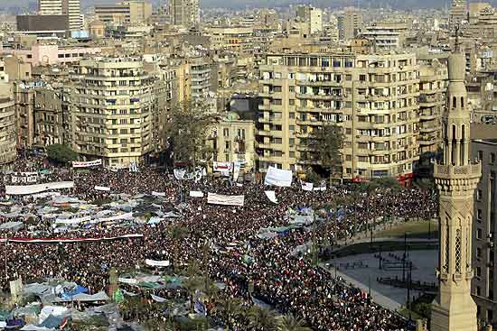 Milhares de pessoas se reuniram nesta tera-feira na praa Tahrir, no Cairo, para pedir a sada de Mubarak