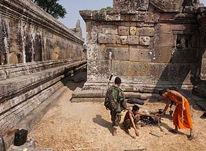 Monge budista cambojano cozinha ao lado de soldados do Exrcito do templo de Preah Vihear, na fronteira