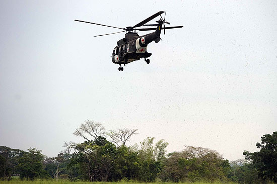 Helicptero brasileiro no incio da operao de resgate; ex-senadora colombiana participa da operao