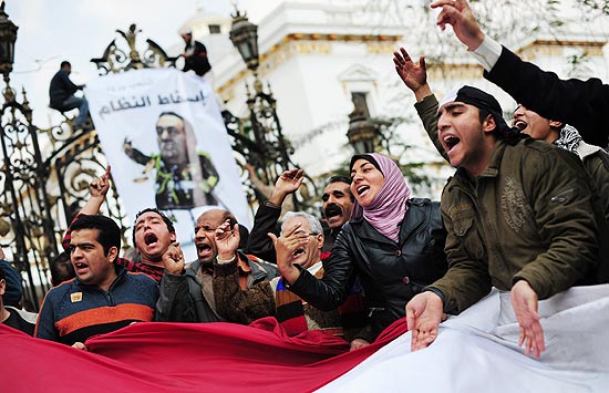 Manifestantes contra governo vo s ruas contra ditador Hosni Mubarak; Exrcito pode intervir para evitar caos