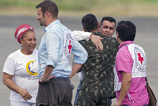 Logo aps a aterrissagem em Villavicencio, o vereador agradece aos soldados do Exrcito brasileiro