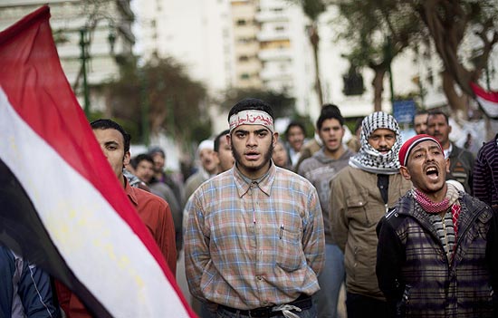 Manifestantes gritam em protesto contra governo no Parlamento, no Cairo; eles resistem h 17 dias