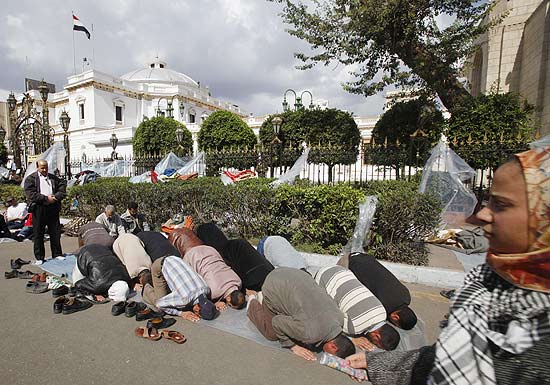 Manifestantes antigoverno fazem orao em frente ao prdio do Parlamento no Cairo, no 17 dia de protestos