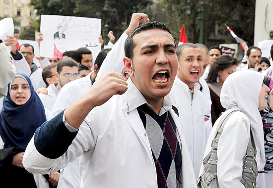 Estudantes de medicina e mdicos participam de protesto na praa Tahrir, centro do Cairo