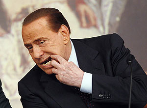 Silvio Berlusconi mostra os dentes durante entrevista coletiva no palcio Chigi, em Roma, em 9 de fevereiro