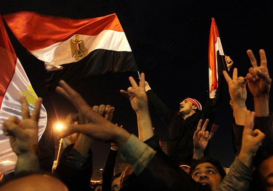 Manifestantes lotam as ruas do Cairo; multidão se rebela depois que Mubarak anuncia que continuará no poder