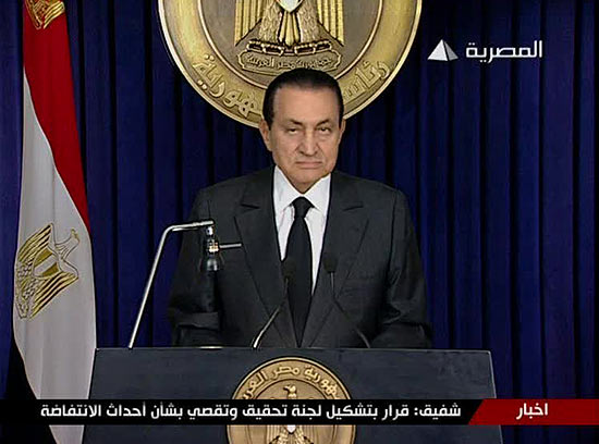 Hosni Mubarak, há 30 anos no poder, não renunciou e disse que apenas passa parte dos seus poderes ao vice