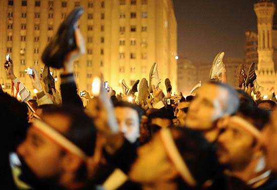 Multidão retira os sapatos, em gesto ofensivo no mundo árabe; Mubarak não renuncia e causa revolta
