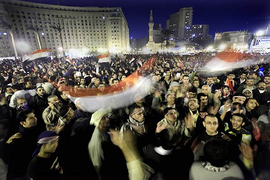 Manifestantes antigoverno reunidos na praça Tahrir, no Cairo; ditador diz que continua no poder