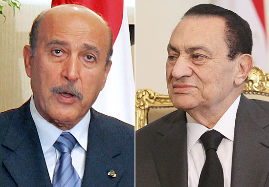 Vice egípcio, Omar Suleiman (à esq.) receberá parte dos poderes do ditador Hosni Mubarak