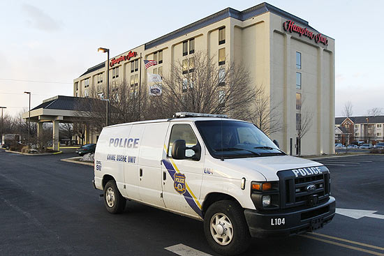 Carro da polícia deixa hotel nos EUA onde mulher morreu após receber injeção de silicone nas nádegas