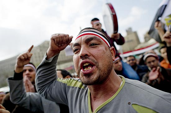 Egpcios gritam frases contra o ditador Hosni Mubarak durante protesto na praa Tahrir, centro do Cairo