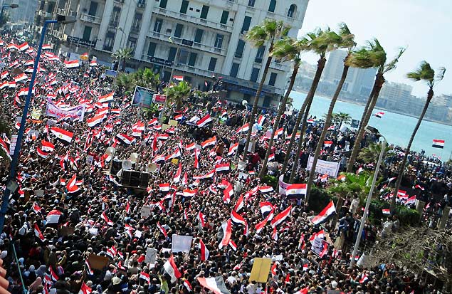 Manifestantes antigoverno tomam as ruas da litornea Alexandria, segunda maior cidade do Egito, no 18 dia de protestos