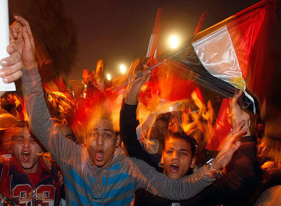 Manifestantes antigoverno cantam e balanam bandeiras do Egito aps renncia do ditador Hosni Mubarak
