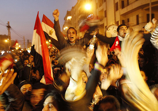 Multido comemora sada de Mubarak; ministro da Defesa deve chefiar governo egpcio