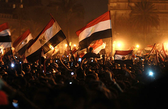 Manifestantes antigoverno celebram renncia do ditador Hosni Mubarak na praa Tahrir, Cairo