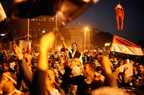Manifestantes antigoverno celebram na praa Tahrir, no centro do Cairo, a renncia de Mubarak