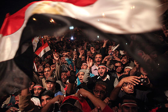 Egpcios celebram o anncio de que o ditador do pas, Hosni Mubarak, renunciou ao poder aps 30 anos