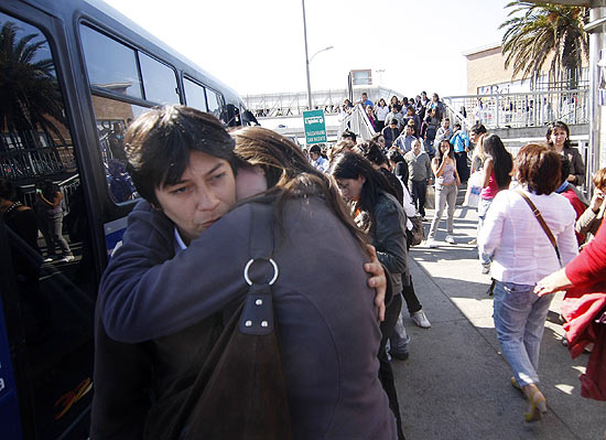 Muitos chilenos abandonaram suas casas rapidamente, sobretudo em reas litorneas, por temor de tsunamis
