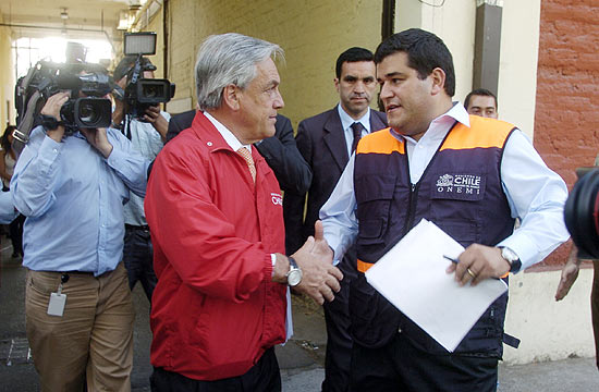 O presidente do Chile Sebastian Piera sada o diretor do Servio Nacional de Emergncias chileno aps sismo