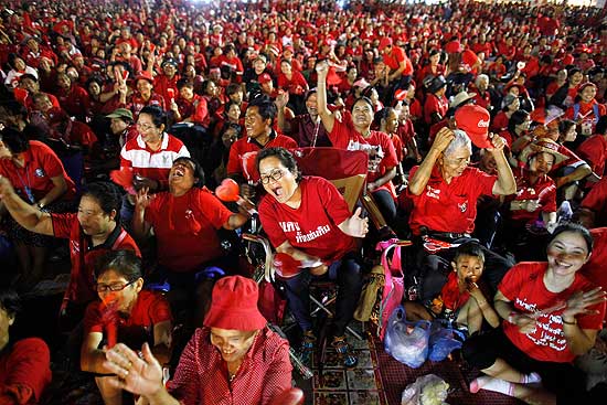 Camisas vermelhas querem a queda do premi Abhisit Vejjajiva, que acusam de ter chegado ilegalmente ao poder