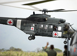 Helicpteros do Exrcito brasileiro participam das operaes de resgate de seis refns das Farc na selva da Colmbia