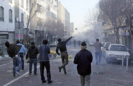 Protestos querem revoluo igual a do Egito; convocados pela oposio, milhares querem queda de Ahmadinejad