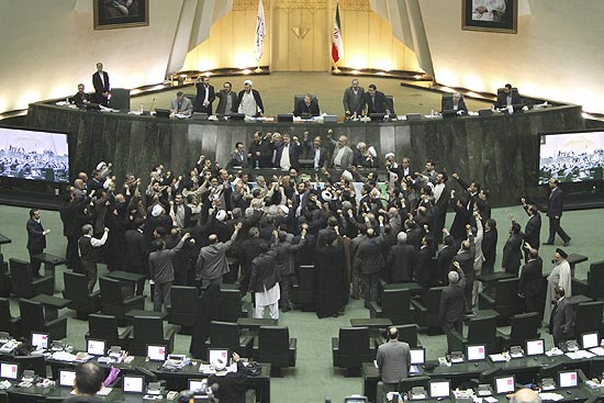 Parlamentares iranianos pedem a morte de lderes da oposio acusados de "corrupo na Terra" por fomentar protestos