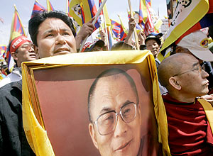 Foto de arquivo mostra Jigme Norbu (esq.) com a foto de seu tio, o dalai-lama; ele foi atropelado quando fazia marcha pela paz 